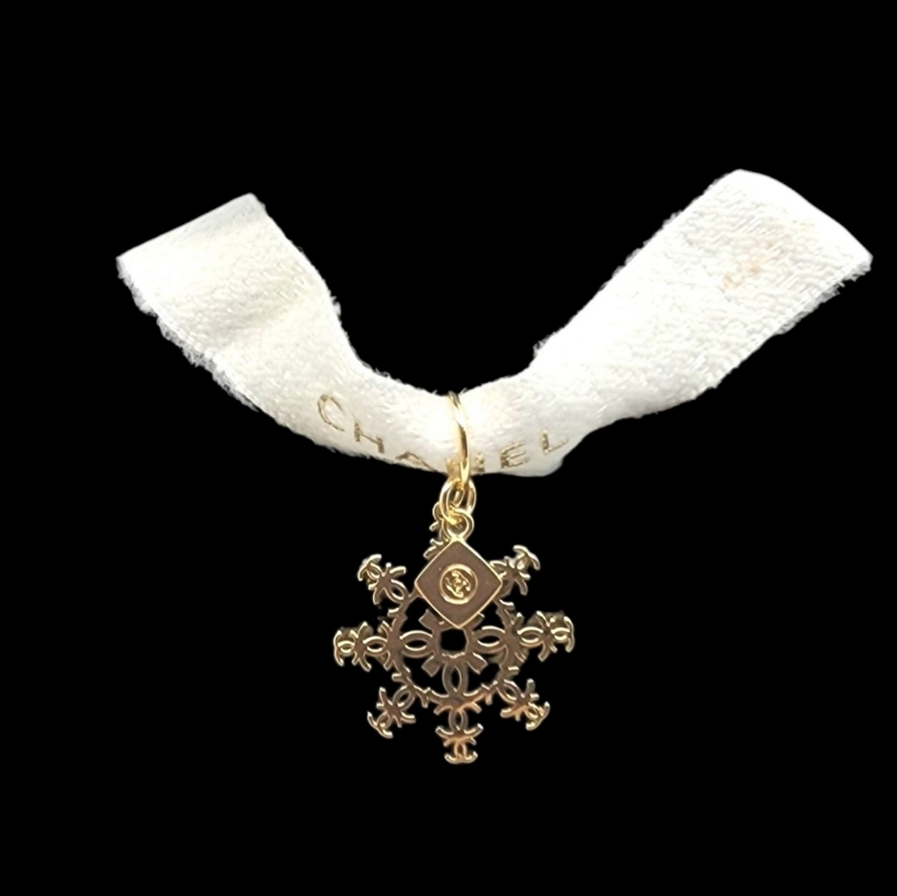 CHANEL Gold Snowflake Charm Necklace - Picture 1 of 4